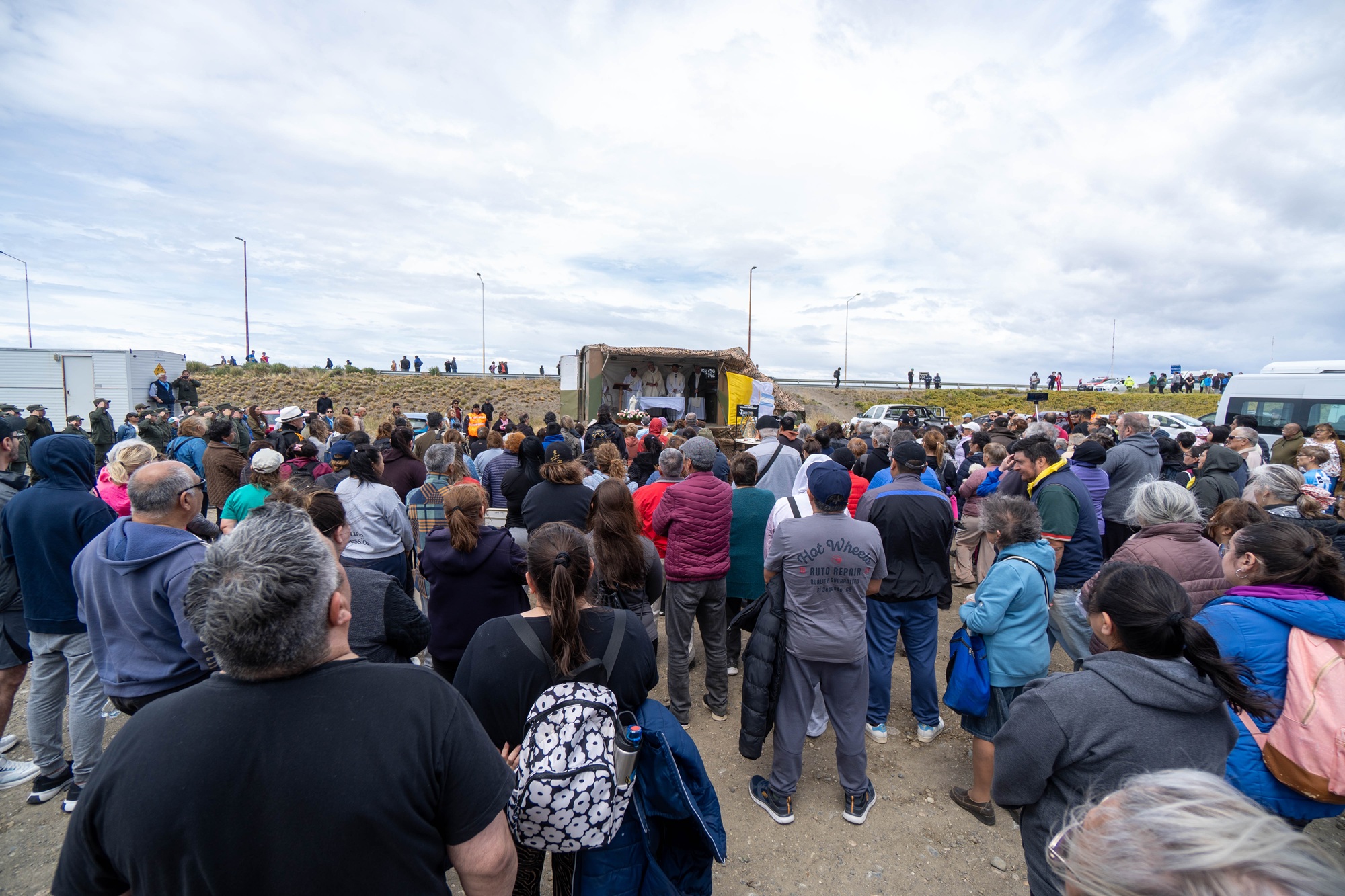  Los fieles riogalleguenses, presentes en la misa central. FOTOS: LEANDRO FRANCO/ LA OPINIÓN AUSTRAL