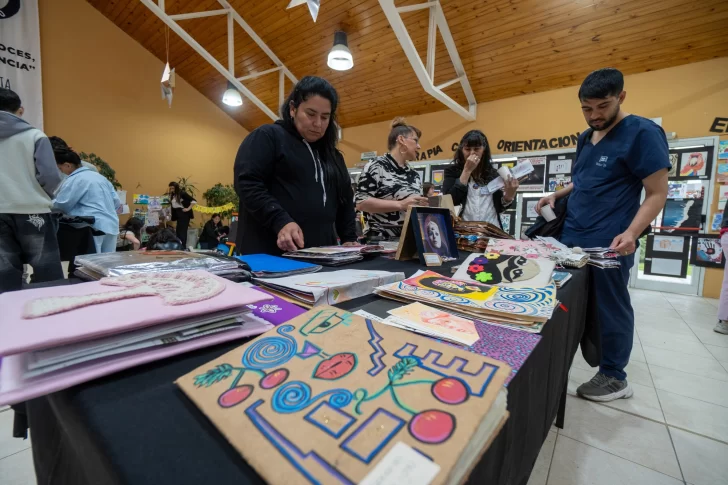  Durante la muestra se expusieron las bitácoras. FOTOS: LEANDRO FRANCO/ LA OPINIÓN AUSTRAL