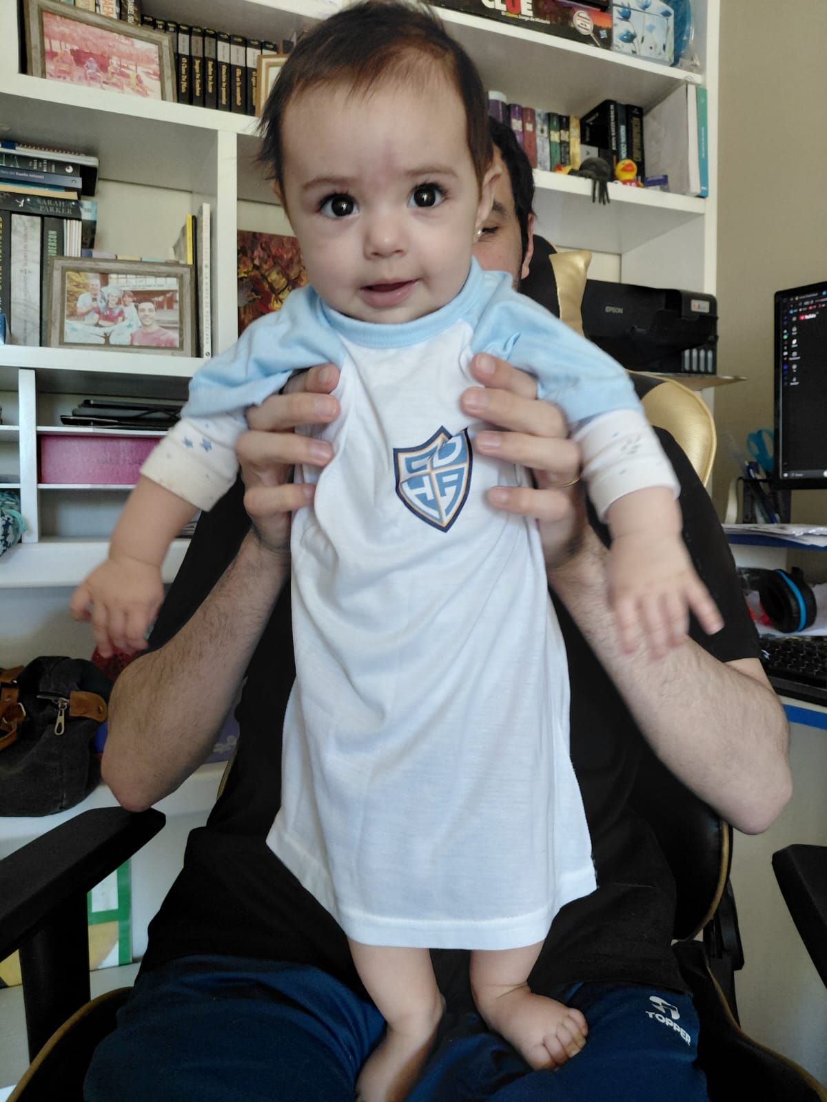  La pequeña Alina, la nieta de Mario Fernández, con la remera de su club.