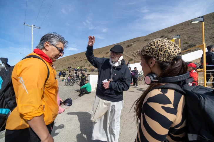  El obispo diocesano Ignacio Medina bendiciendo a los caminantes. FOTOS: LEANDRO FRANCO/ LA OPINIÓN AUSTRAL