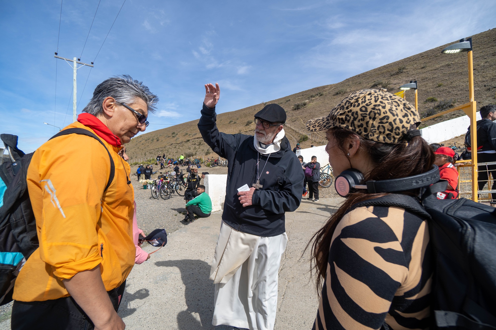  El obispo diocesano Ignacio Medina bendiciendo a los caminantes. FOTOS: LEANDRO FRANCO/ LA OPINIÓN AUSTRAL