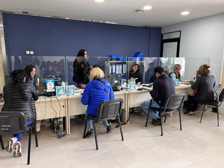 Ordenaron regularizar las vacaciones pendientes de los estatales de Santa Cruz y priorizar que se las tomen durante el receso