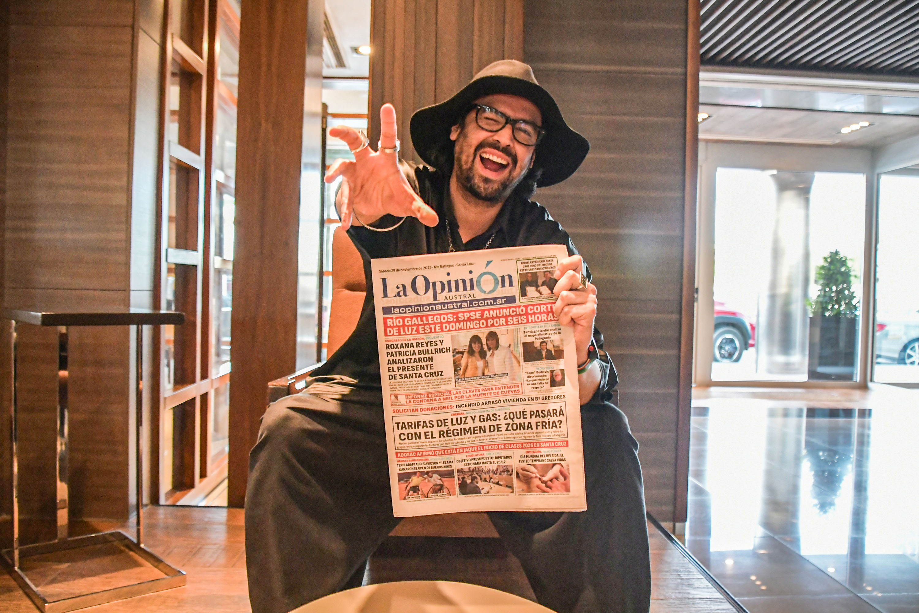  Panni Margot con la tapa de La Opinión Austral. Foto: Juan Palacios/La Opinión Austral