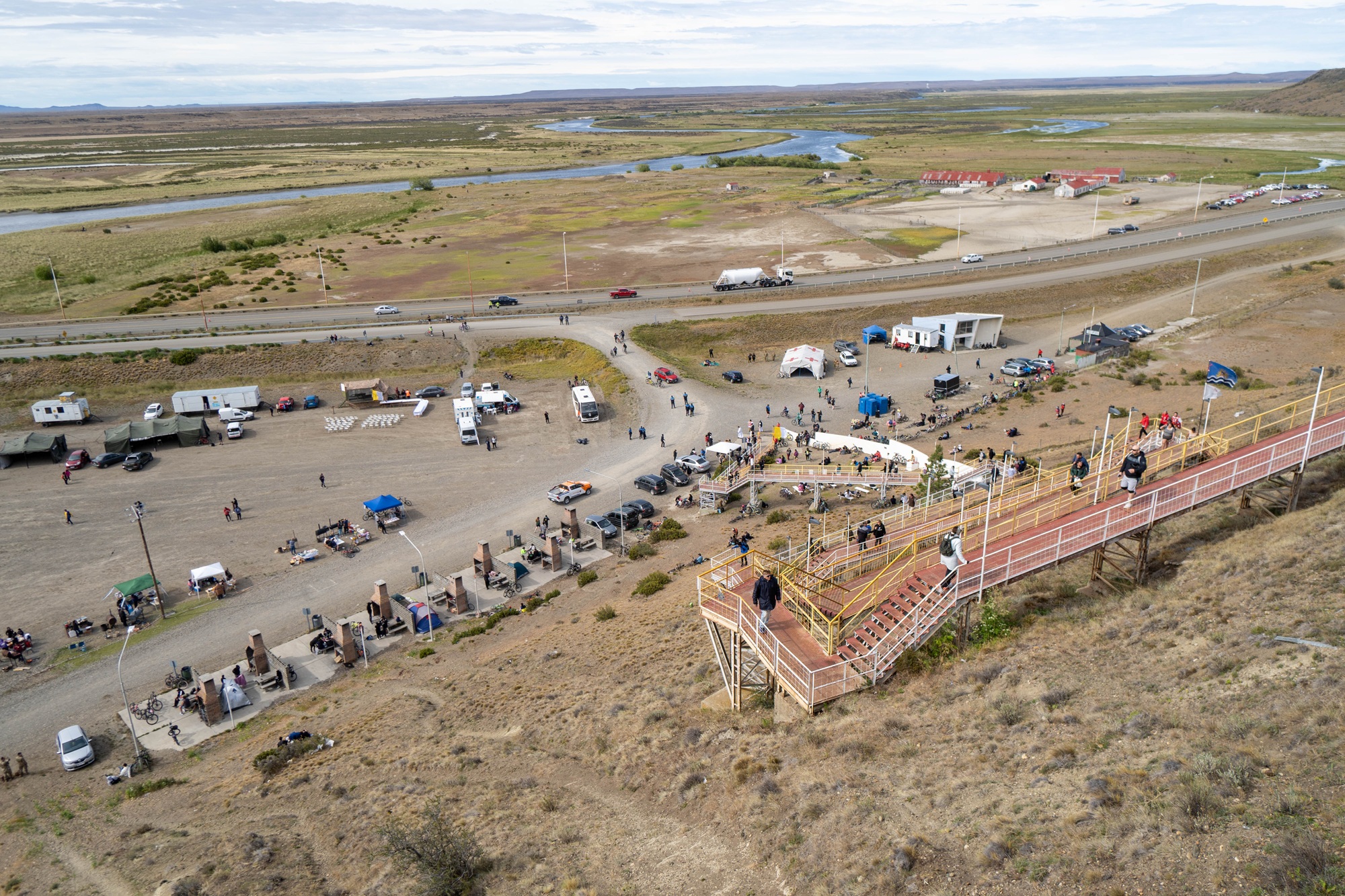  Durante toda la jornada, los creyentes visitaron a la virgen de Güer Aike. FOTOS: LEANDRO FRANCO/ LA OPINIÓN AUSTRAL