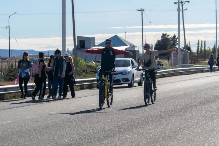  Con la alegría que los caracteriza, los ciclistas pedalearon para visitar a la virgen. FOTOS: LEANDRO FRANCO/ LA OPINIÓN AUSTRAL