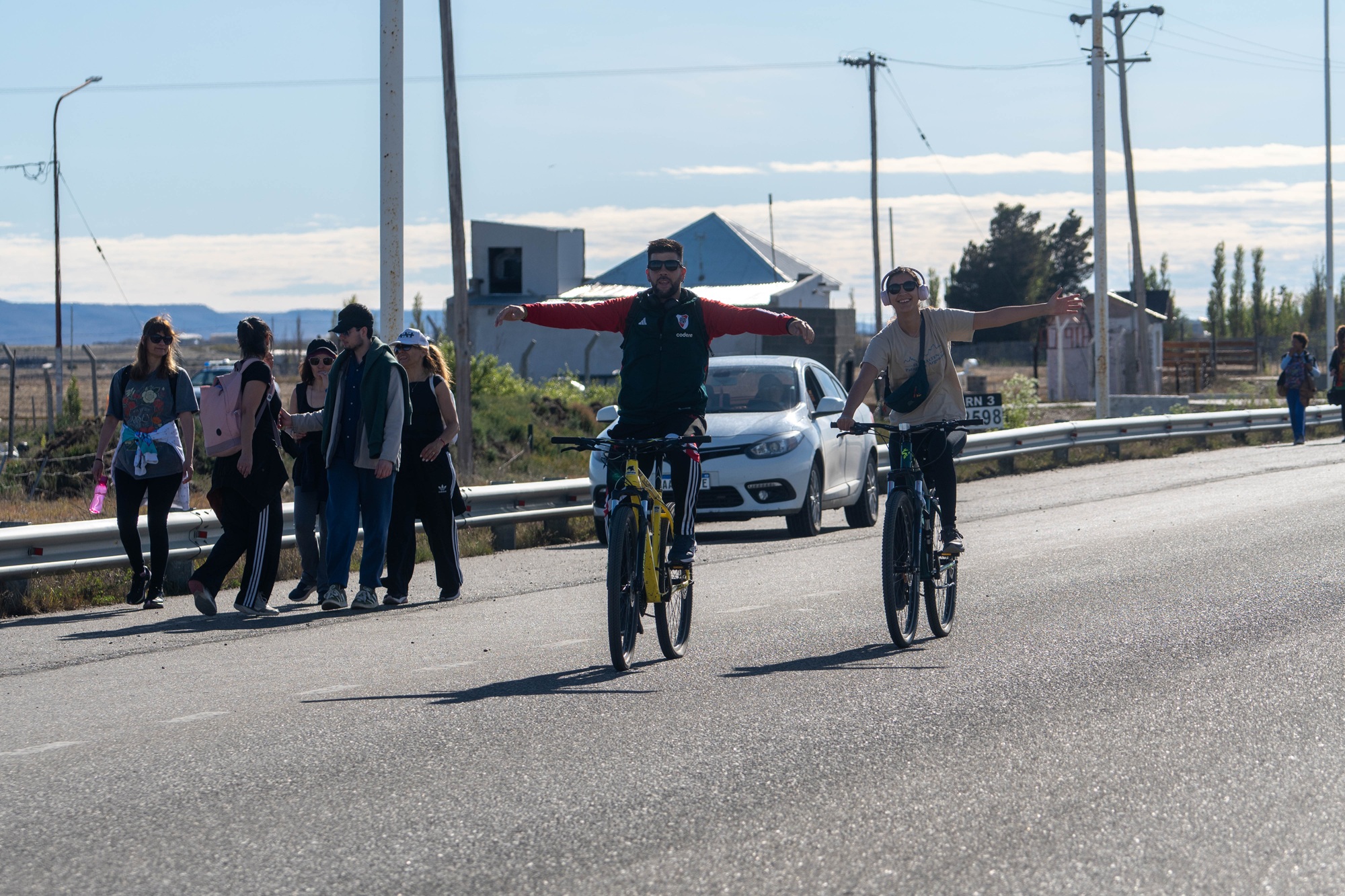  Con la alegría que los caracteriza, los ciclistas pedalearon para visitar a la virgen. FOTOS: LEANDRO FRANCO/ LA OPINIÓN AUSTRAL