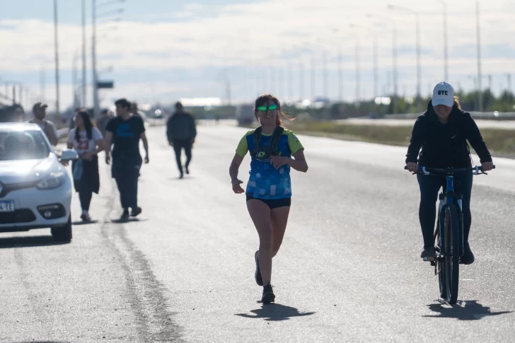  Runners y ciclistas participaron de la peregrinación. FOTOS: LEANDRO FRANCO/ LA OPINIÓN AUSTRAL