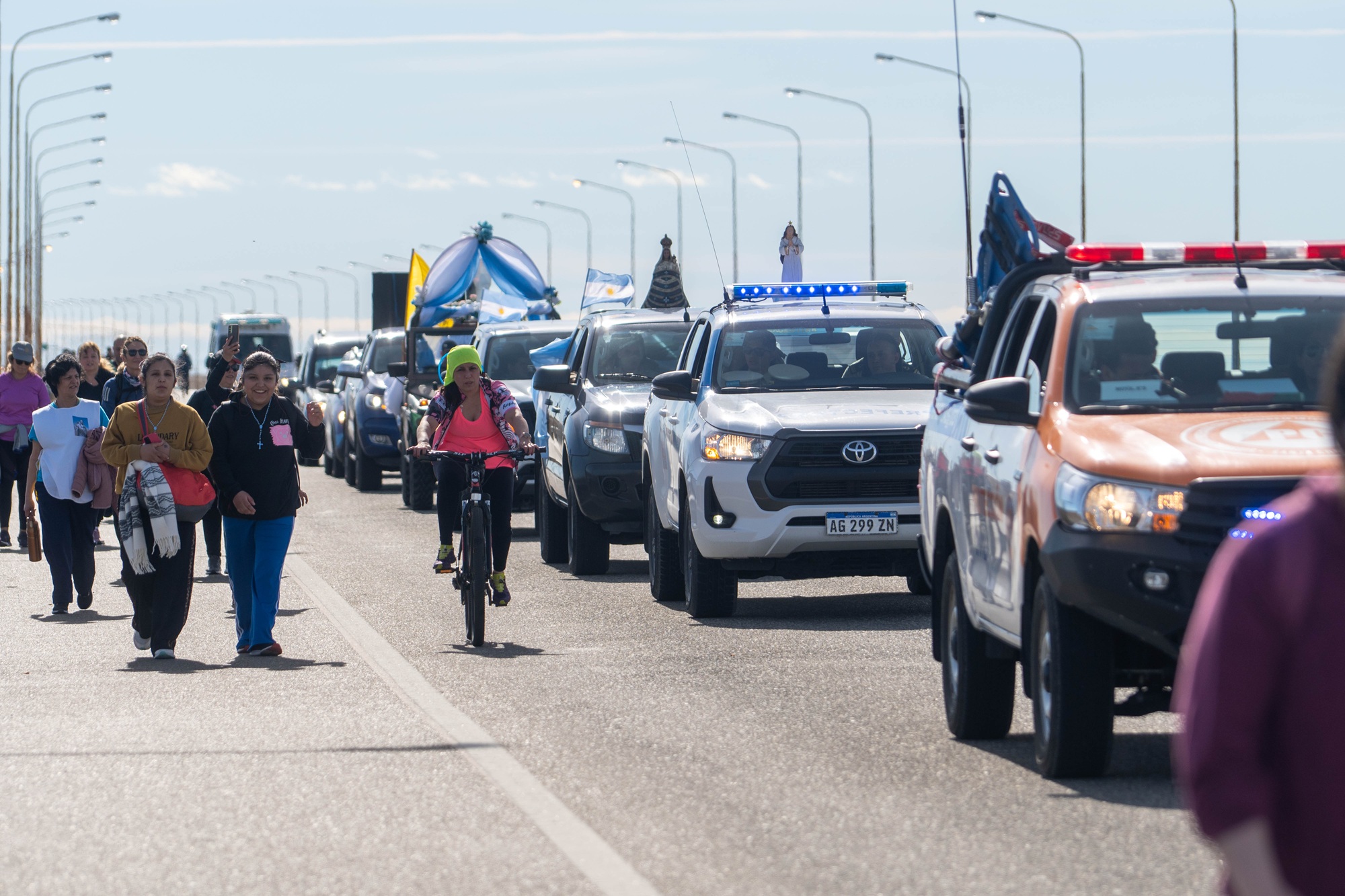  Una larga fila de vehículos y peregrinos escoltó a la imagen de la virgen. FOTOS: LEANDRO FRANCO/ LA OPINIÓN AUSTRAL