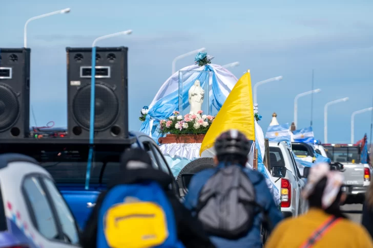 Como estaba previsto, la procesión inició a las 06:00. FOTOS: LEANDRO FRANCO/ LA OPINIÓN AUSTRAL