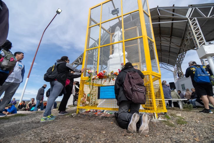  A los pies de la virgen, los fieles agradecieron y pidieron. FOTOS: LEANDRO FRANCO/ LA OPINIÓN AUSTRAL