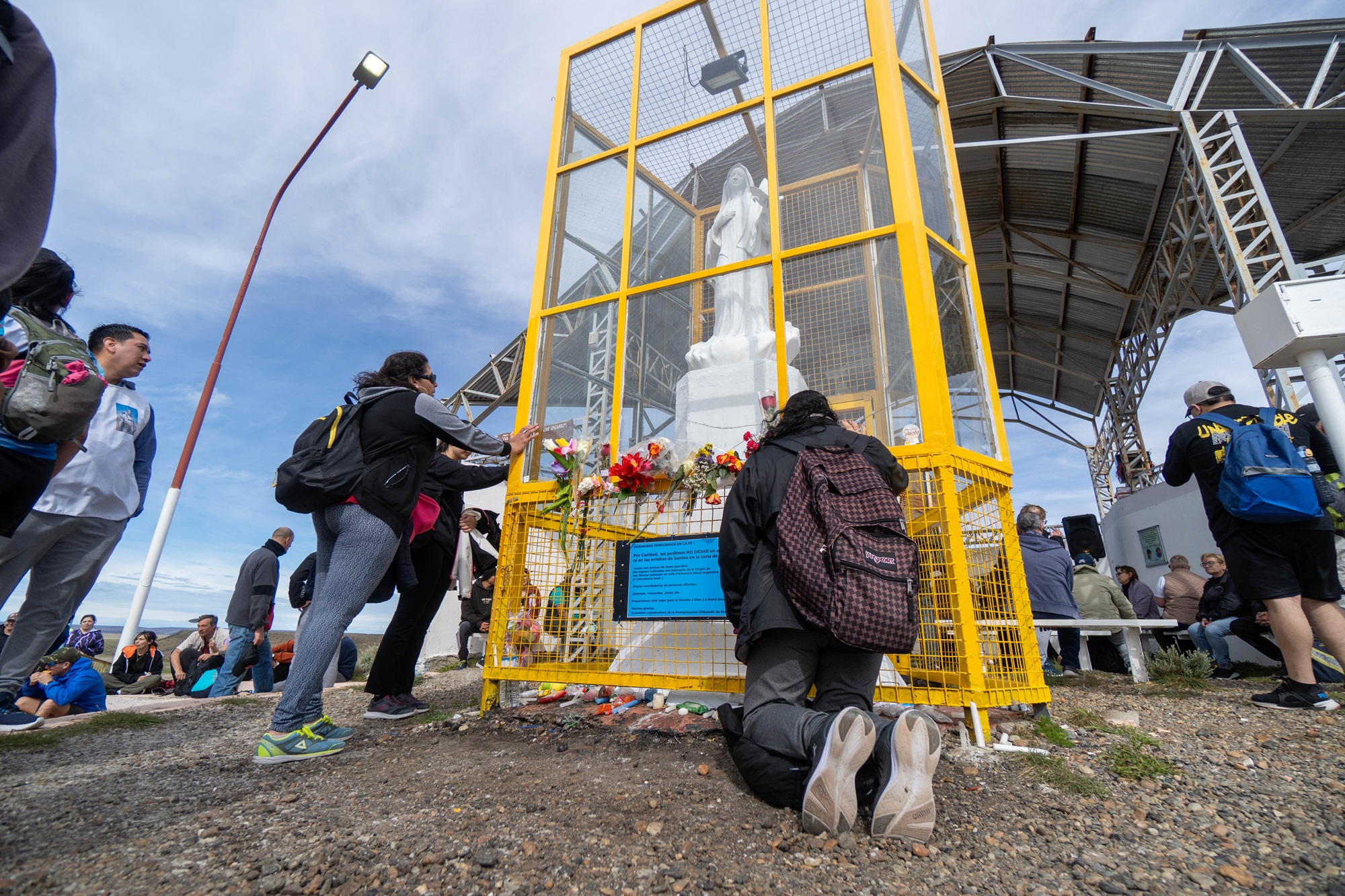  A los pies de la virgen, los fieles agradecieron y pidieron. FOTOS: LEANDRO FRANCO/ LA OPINIÓN AUSTRAL