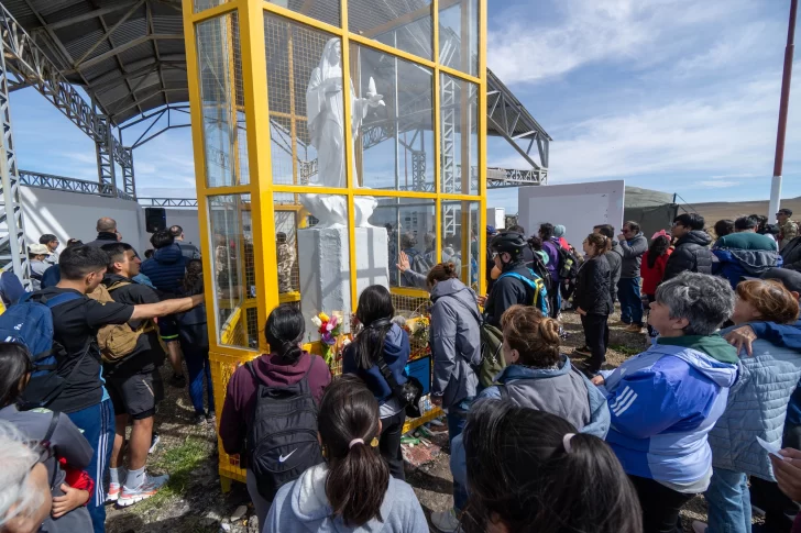  Miles de personas visitaron a la virgen de Güer Aike. FOTOS: LEANDRO FRANCO/ LA OPINIÓN AUSTRAL