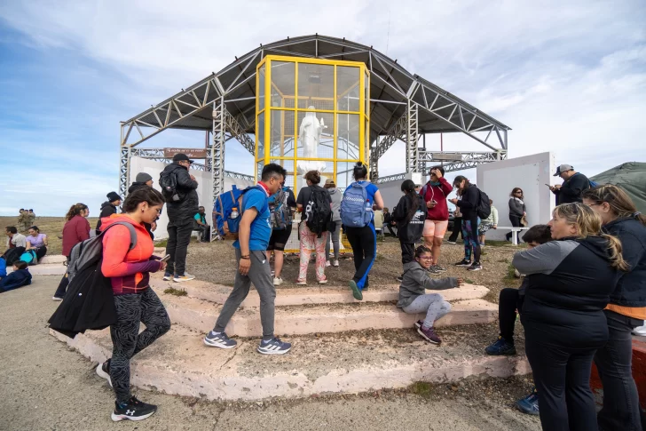  Durante la mañana, llegaron los primeros peregrinos a visitar a la virgen. FOTOS: LEANDRO FRANCO/ LA OPINIÓN AUSTRAL