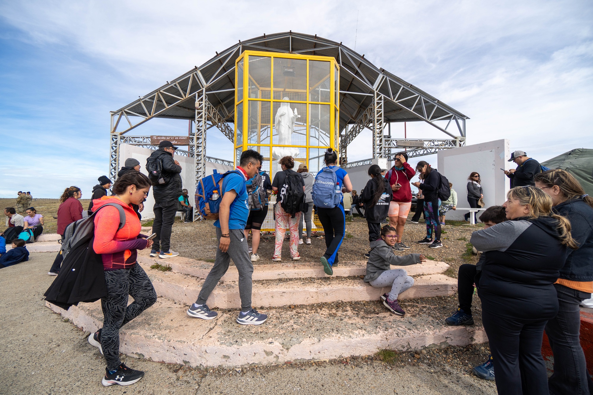  Durante la mañana, llegaron los primeros peregrinos a visitar a la virgen. FOTOS: LEANDRO FRANCO/ LA OPINIÓN AUSTRAL