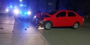 Un patrullero de la Policía colisionó con otro auto debido a “baja visibilidad” en una esquina de Caleta Olivia