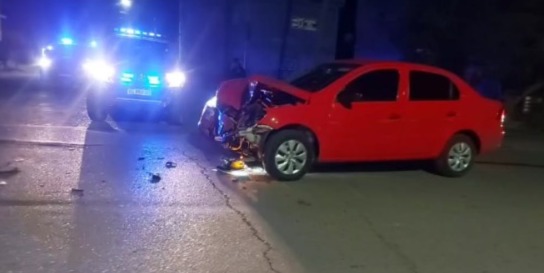 Un patrullero de la Policía colisionó con otro auto debido a “baja visibilidad” en una esquina de Caleta Olivia