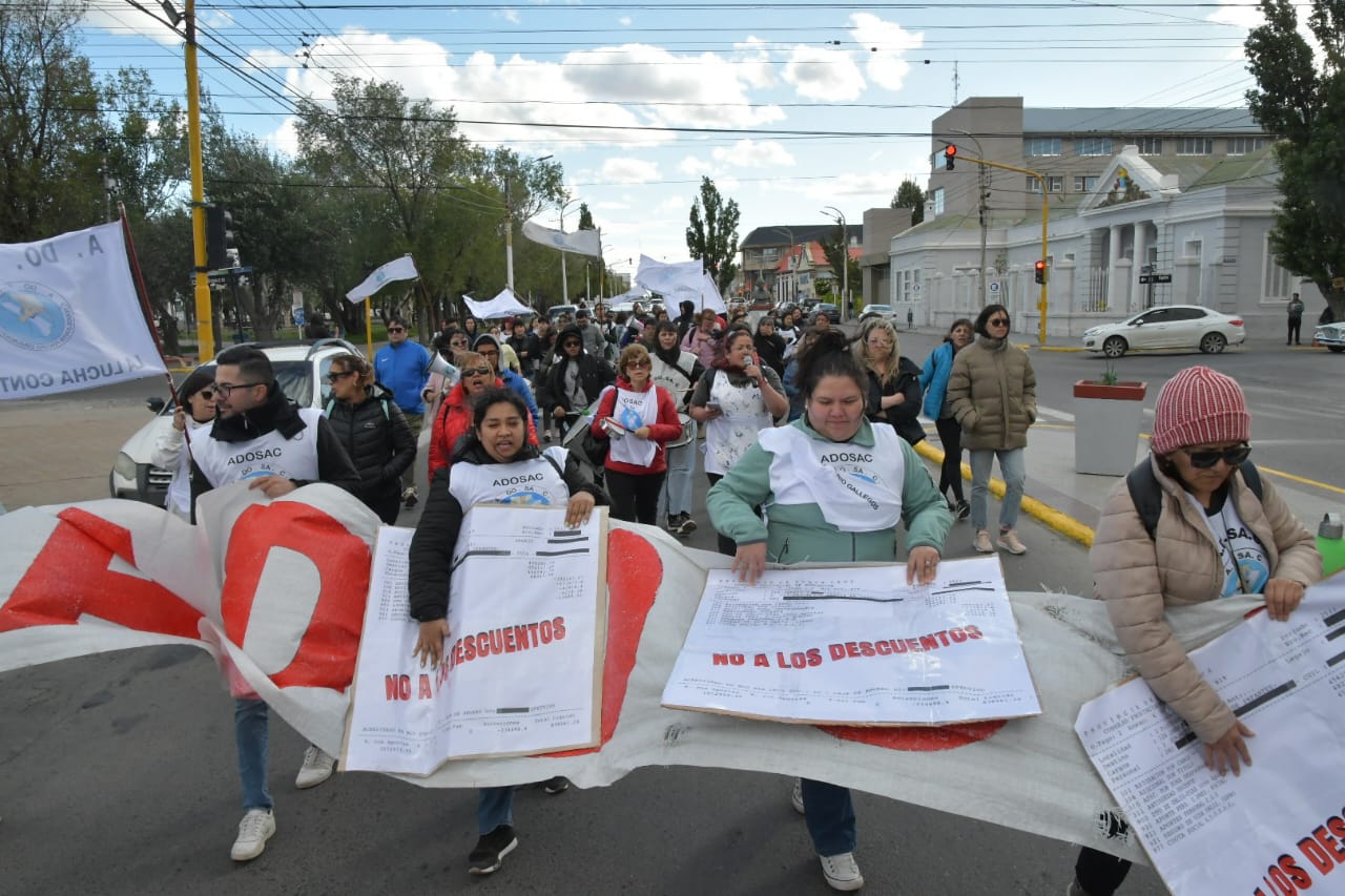  La marcha de ADOSAC de esta semana, protestando por los descuentos aplicados a quienes adhirieron a las medidas de fuerza. FOTO: JOSÉ SILVA/LOA