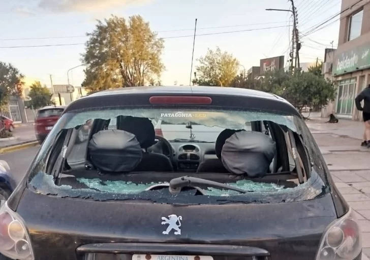  La luneta del auto había quedado destrozada. FOTO: POLICÍA SANTA CRUZ