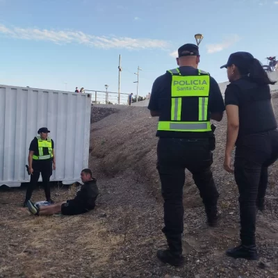 Intentaron robar un vehículo, escaparon y arrojaron lo sustraído, pero terminaron detenidos Intentaron robar un vehículo, escaparon y arrojaron lo sustraído, pero terminaron detenidos