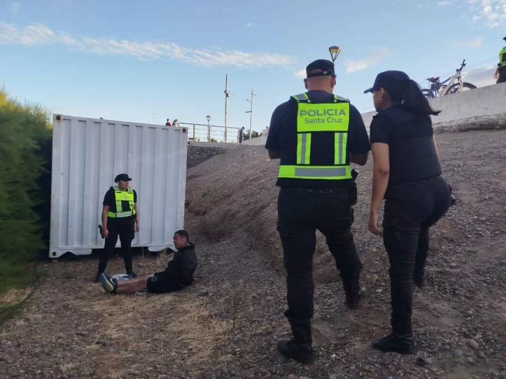 Intentaron robar un vehículo, escaparon y arrojaron lo sustraído, pero terminaron detenidos