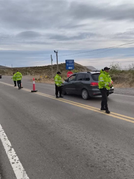 Uno de los controles en Chimen Aike, en las afueras de Río Gallegos. FOTO: POLICÍA SANTA CRUZ