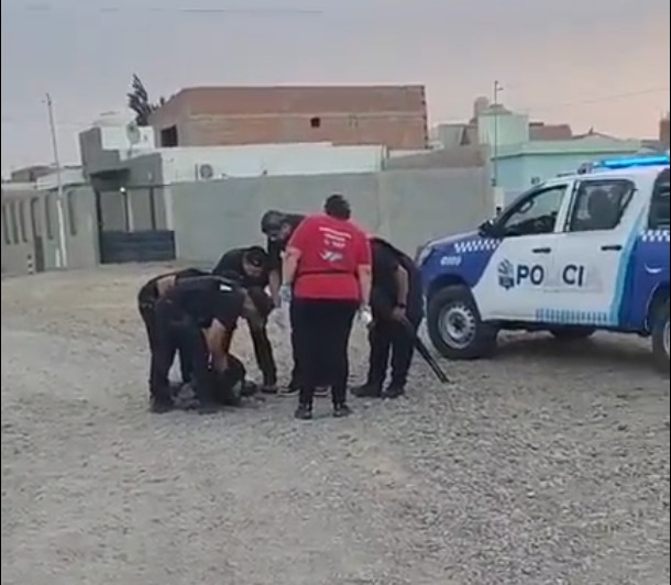 En violento asalto, maniataron a empleados y se tirotearon con la Policía: dos delincuentes detenidos y dos prófugos
