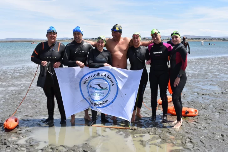 Nadadores de toda Santa Cruz participaron del 4° cruce en la Bahía de Puerto San Julián