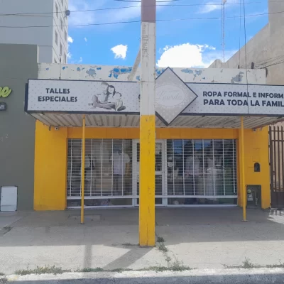 La dueña de una tienda se negó a comprarle a un vendedor ambulante y éste le sustrajo la cartera de una clienta La dueña de una tienda se negó a comprarle a un vendedor ambulante y éste le sustrajo la cartera de una clienta
