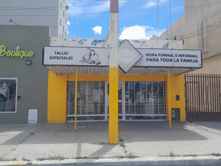 La dueña de una tienda se negó a comprarle a un vendedor ambulante y éste le sustrajo la cartera de una clienta