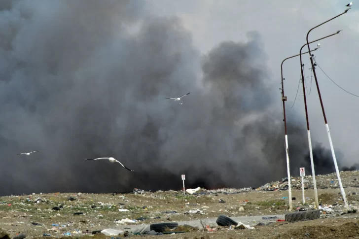 Impactante incendio en el vaciadero de Río Gallegos