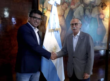 Reunión entre Jairo Guzmán y el ministro Mario Lugones por la situación sanitaria de Santa Cruz Reunión entre Jairo Guzmán y el ministro Mario Lugones por la situación sanitaria de Santa Cruz