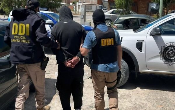 Tres allanamientos en Las Heras por un robo: un detenido y secuestro de un arma, municiones y un vehículo