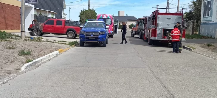  Un patrullero y una autobomba afuera del lugar. FOTO: ALBERTO QUINTANAL