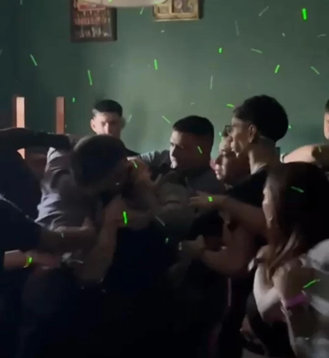 Lo apuñalaron en el cuello en un boliche y lucha por su vida en terapia intensiva