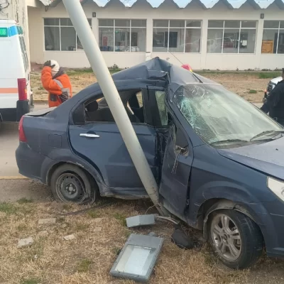 Violento choque contra un poste en San Julián: un hombre fue derivado a Río Gallegos por la gravedad de sus lesiones Violento choque contra un poste en San Julián: un hombre fue derivado a Río Gallegos por la gravedad de sus lesiones