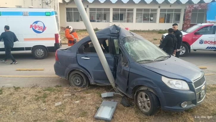 Violento choque contra un poste en San Julián: un hombre fue derivado a Río Gallegos por la gravedad de sus lesiones
