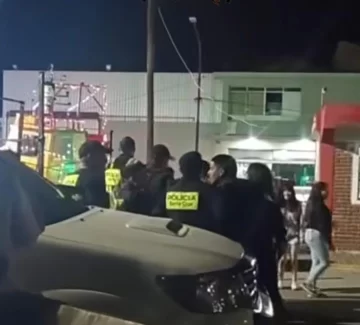 Un joven fue detenido por disturbios e intentar pelear con policías en el paseo gastronómico Un joven fue detenido por disturbios e intentar pelear con policías en el paseo gastronómico