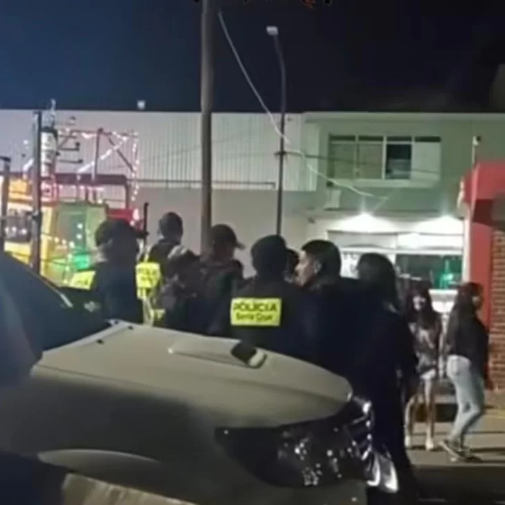 Un joven fue detenido por disturbios e intentar pelear con policías en el paseo gastronómico Un joven fue detenido por disturbios e intentar pelear con policías en el paseo gastronómico