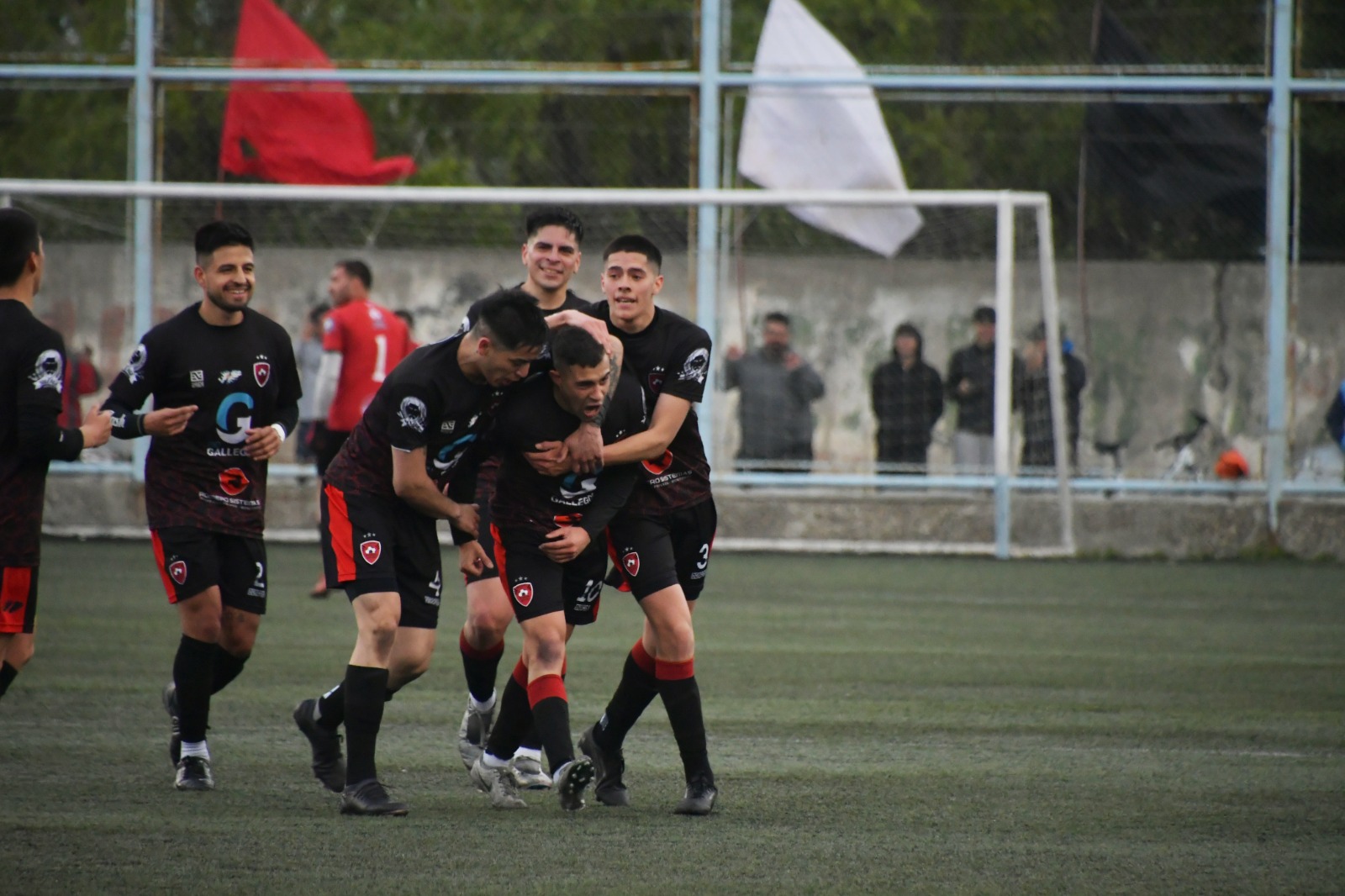  El festejo de Adrián Chiófalo, tras el golazo que le dio la victoria por 1-0 ante el 