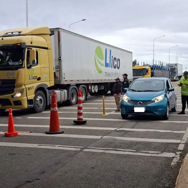 Dos delincuentes eran buscados por la Justicia y los atraparon saliendo de Río Gallegos Dos delincuentes eran buscados por la Justicia y los atraparon saliendo de Río Gallegos
