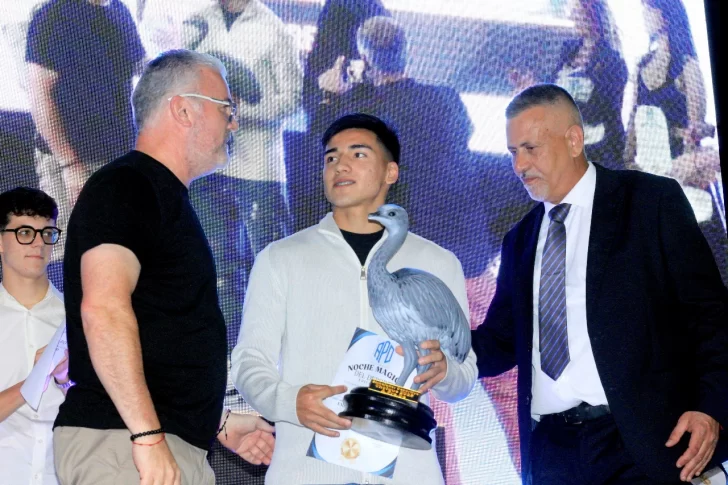  Ian Subiabre junto a Hernán Martínez, presidente Ente Comodoro Deportes y Osvaldo Bonno, presidente de A.Pre.De.
