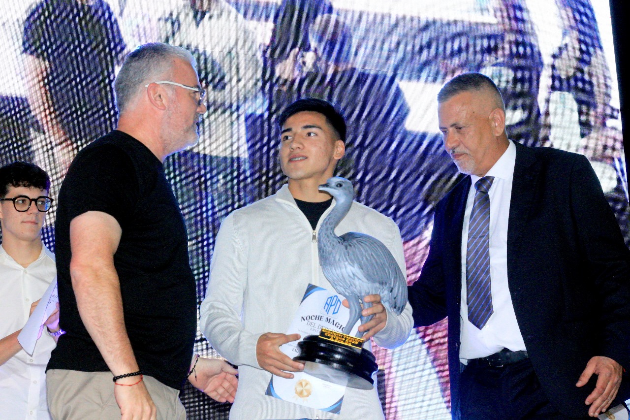  Ian Subiabre junto a Hernán Martínez, presidente Ente Comodoro Deportes y Osvaldo Bonno, presidente de A.Pre.De.