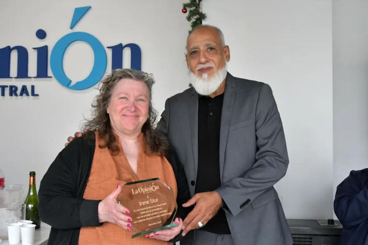  Irene Stur junto a una autoridad del Grupo La Opinión Austral.FOTO: JOSÉ SILVA/LA OPINIÓN AUSTRAL.