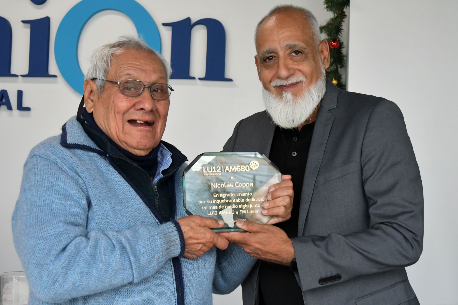  Nicolás Coppa junto a una autoridad del Grupo La Opinión Austral.FOTO: JOSÉ SILVA/LA OPINIÓN AUSTRAL.