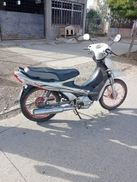 Un menor de edad hacía delivery de comidas sin casco y le retuvieron la motocicleta Un menor de edad hacía delivery de comidas sin casco y le retuvieron la motocicleta