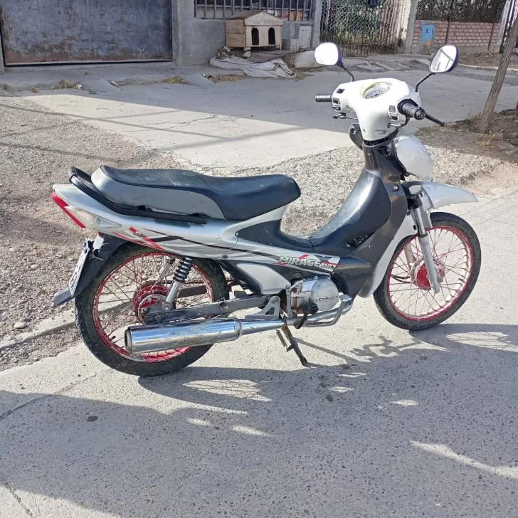 Un menor de edad hacía delivery de comidas sin casco y le retuvieron la motocicleta Un menor de edad hacía delivery de comidas sin casco y le retuvieron la motocicleta