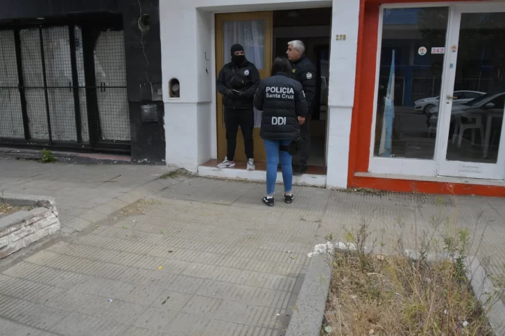  Agentes en uno de los ingresos al complejo. FOTO: JOSÉ SILVA/LA OPINIÓN AUSTRAL