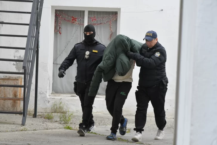  El acusado siendo sacado por la fuerza pública. FOTO: JOSÉ SILVA/LA OPINIÓN AUSTRAL