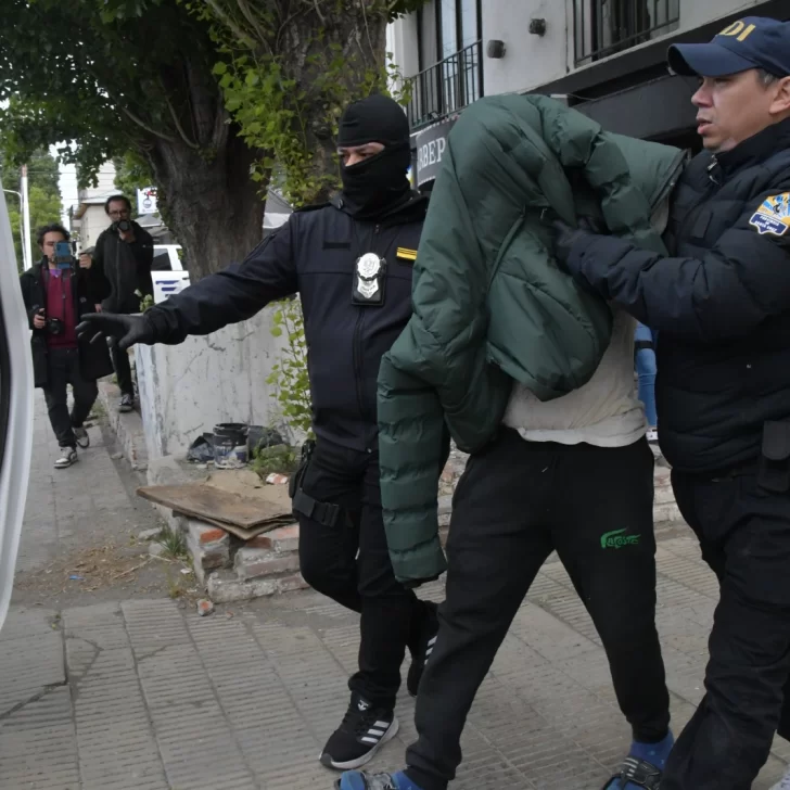 Detuvieron a un hombre acusado de producir videos de abuso infantil con sus sobrinos en pleno centro de Río Gallegos Detuvieron a un hombre acusado de producir videos de abuso infantil con sus sobrinos en pleno centro de Río Gallegos