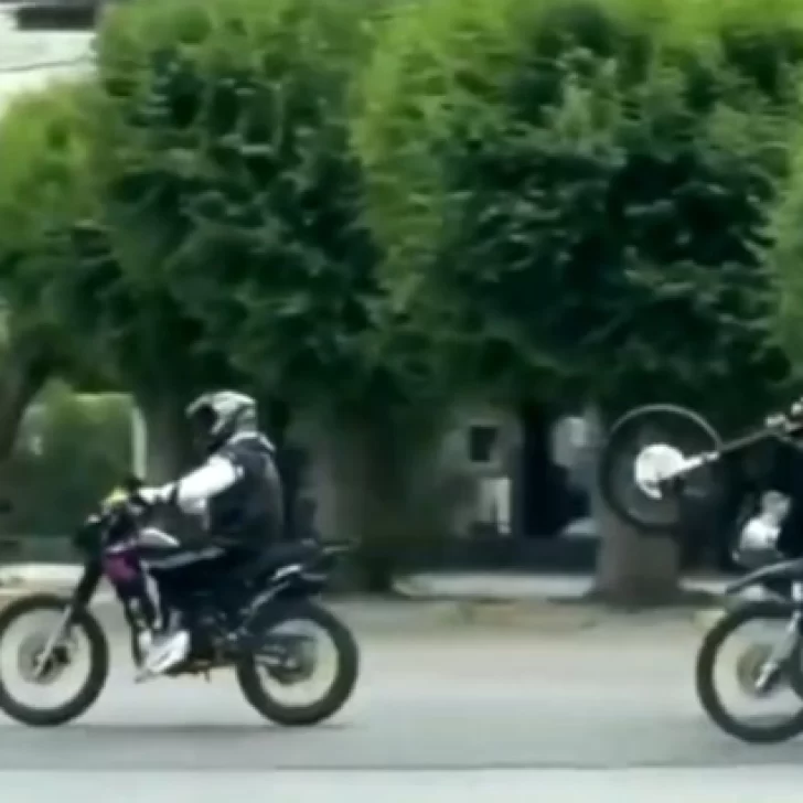 Disturbios en el centro debido a la presencia de jóvenes en motos que hacían maniobras peligrosas Disturbios en el centro debido a la presencia de jóvenes en motos que hacían maniobras peligrosas